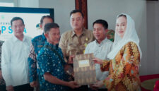 Sebanyak 57 sertifikat diserahkan langsung oleh Bupati Natuna, Cen Sui Lan, di Lobby Kantor Bupati Natuna Lantai I, Bukit Arai, pada Kamis (25/06/2026) pagi. Foto: INIKEPRI.COM