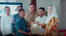 Sebanyak 57 sertifikat diserahkan langsung oleh Bupati Natuna, Cen Sui Lan, di Lobby Kantor Bupati Natuna Lantai I, Bukit Arai, pada Kamis (25/06/2026) pagi. Foto: INIKEPRI.COM