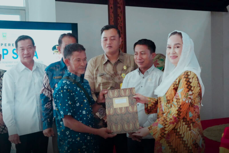 Sebanyak 57 sertifikat diserahkan langsung oleh Bupati Natuna, Cen Sui Lan, di Lobby Kantor Bupati Natuna Lantai I, Bukit Arai, pada Kamis (25/06/2026) pagi. Foto: INIKEPRI.COM