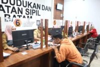 Pelayanan di Disdukcapil Batam. Foto: Istimewa 