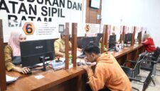 Pelayanan di Disdukcapil Batam. Foto: Istimewa