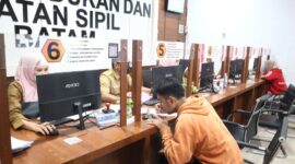 Pelayanan di Disdukcapil Batam. Foto: Istimewa 