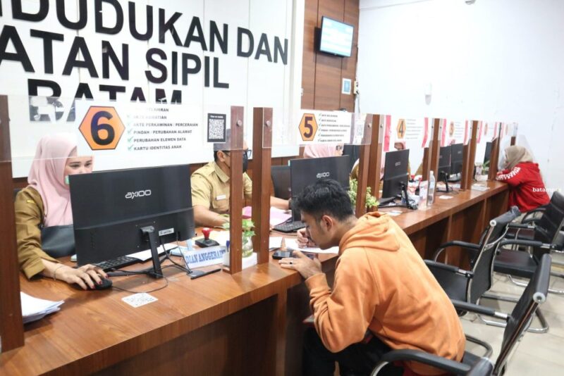 Pelayanan di Disdukcapil Batam. Foto: Istimewa 