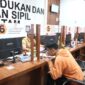 Pelayanan di Disdukcapil Batam. Foto: Istimewa 