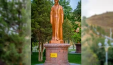 Patung Raja Ali Haji di Magtymgyly Pyragy Park kota Ashgabat, Turkmenistan. Foto: turkmenistan.gov.tm