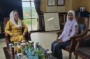 Bupati Natuna Cen Sui Lan saat memberikan motivasi dan apresiasi ke Balqis Safa Janycha, putri terbaik daerah yang akan mengikuti seleksi Pasukan Pengibar Bendera Pusaka (Paskibraka) tingkat nasional. Foto: Istimewa 
