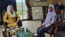 Bupati Natuna Cen Sui Lan saat memberikan motivasi dan apresiasi ke Balqis Safa Janycha, putri terbaik daerah yang akan mengikuti seleksi Pasukan Pengibar Bendera Pusaka (Paskibraka) tingkat nasional. Foto: Istimewa 