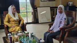 Bupati Natuna Cen Sui Lan saat memberikan motivasi dan apresiasi ke Balqis Safa Janycha, putri terbaik daerah yang akan mengikuti seleksi Pasukan Pengibar Bendera Pusaka (Paskibraka) tingkat nasional. Foto: Istimewa 