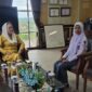 Bupati Natuna Cen Sui Lan saat memberikan motivasi dan apresiasi ke Balqis Safa Janycha, putri terbaik daerah yang akan mengikuti seleksi Pasukan Pengibar Bendera Pusaka (Paskibraka) tingkat nasional. Foto: Istimewa 