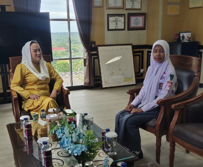 Bupati Natuna Cen Sui Lan saat memberikan motivasi dan apresiasi ke Balqis Safa Janycha, putri terbaik daerah yang akan mengikuti seleksi Pasukan Pengibar Bendera Pusaka (Paskibraka) tingkat nasional. Foto: Istimewa 