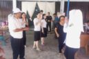 Bupati Natuna Cen Sui lan dan suami H.Raja Mustakim menyambangi Rumah Duka Kuntiu. Foto: Istimewa 