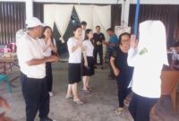 Bupati Natuna Cen Sui lan dan suami H.Raja Mustakim menyambangi Rumah Duka Kuntiu. Foto: Istimewa 