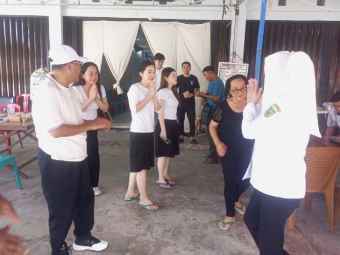 Bupati Natuna Cen Sui lan dan suami H.Raja Mustakim menyambangi Rumah Duka Kuntiu. Foto: Istimewa 