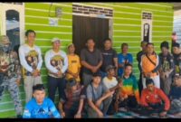 Ketua Dewan Pengarah KPDN, H. Raja Mustakim bersama komunitas tim berburu tupai di Desa Batu Gajah. Foto: Istimewa 