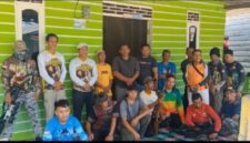 Ketua Dewan Pengarah KPDN, H. Raja Mustakim bersama komunitas tim berburu tupai di Desa Batu Gajah. Foto: Istimewa 