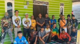 Ketua Dewan Pengarah KPDN, H. Raja Mustakim bersama komunitas tim berburu tupai di Desa Batu Gajah. Foto: Istimewa 