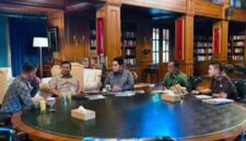 Presiden Prabowo Subianto membahas roadmap Timnas Indonesia bersama Ketua Umum PSSI dan Pelatih Timnas. Foto: Istimewa