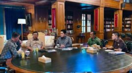 Presiden Prabowo Subianto membahas roadmap Timnas Indonesia bersama Ketua Umum PSSI dan Pelatih Timnas. Foto: Istimewa 