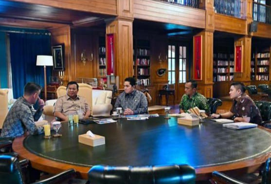 Presiden Prabowo Subianto membahas roadmap Timnas Indonesia bersama Ketua Umum PSSI dan Pelatih Timnas. Foto: Istimewa