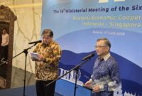 Menteri Koordinator Bidang Perekonomian Airlangga Hartarto (kiri) dan Wakil Perdana Menteri Singapura sekaligus Menteri Perdagangan dan Industri Gan Kim Yong (kanan) saat konferensi pers di Jakarta, Selasa (9/6/2026) Foto: ANTARA/Bayu Saputra