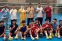 Bupati Natuna Cen Sui Lan saat meninjau pemusatan latihan (training center/TC) cabang olahraga voli di GOR Air Mulung, Bandarsyah. Foto: Istimewa