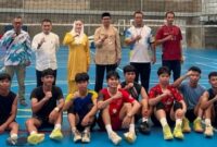 Bupati Natuna Cen Sui Lan saat meninjau pemusatan latihan (training center/TC) cabang olahraga voli di GOR Air Mulung, Bandarsyah. Foto: Istimewa 