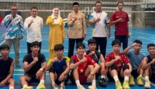 Bupati Natuna Cen Sui Lan saat meninjau pemusatan latihan (training center/TC) cabang olahraga voli di GOR Air Mulung, Bandarsyah. Foto: Istimewa