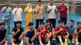 Bupati Natuna Cen Sui Lan saat meninjau pemusatan latihan (training center/TC) cabang olahraga voli di GOR Air Mulung, Bandarsyah. Foto: Istimewa 