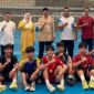 Bupati Natuna Cen Sui Lan saat meninjau pemusatan latihan (training center/TC) cabang olahraga voli di GOR Air Mulung, Bandarsyah. Foto: Istimewa 