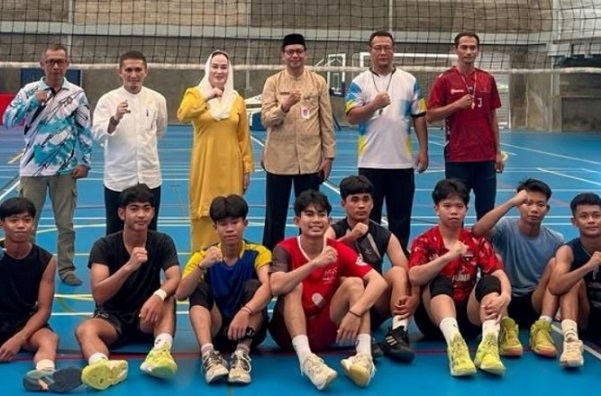 Bupati Natuna Cen Sui Lan saat meninjau pemusatan latihan (training center/TC) cabang olahraga voli di GOR Air Mulung, Bandarsyah. Foto: Istimewa