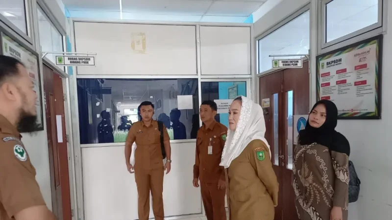 Bupati Natuna Cen Sui Lan saat mengunjungi melakukan kantor di kawasan pusat pemerintahan Kabupaten Natuna, yang terletak di kawasan Jalan Batu Sisir, Bukit Arai, Ranai. Foto: Batampos