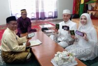 pasangan pengantin Hermanto bin Gek Hiok dan Putri Ranik Jintan binti Sucipto yang melangsungkan akad nikah di Balai Nikah KUA Bintan Timur. Foto: INIKEPRI.COM