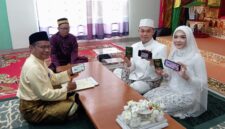 pasangan pengantin Hermanto bin Gek Hiok dan Putri Ranik Jintan binti Sucipto yang melangsungkan akad nikah di Balai Nikah KUA Bintan Timur. Foto: INIKEPRI.COM