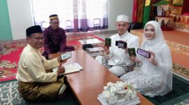 pasangan pengantin Hermanto bin Gek Hiok dan Putri Ranik Jintan binti Sucipto yang melangsungkan akad nikah di Balai Nikah KUA Bintan Timur. Foto: INIKEPRI.COM