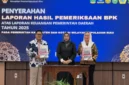 Bupati Natuna Cen Sui Lan saat menerima laporan hasil pemeriksaan BPK tahun 2025 dan memperoleh WTP. Foto: INIKEPRI.COM