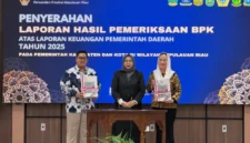 Bupati Natuna Cen Sui Lan saat menerima laporan hasil pemeriksaan BPK tahun 2025 dan memperoleh WTP. Foto: INIKEPRI.COM