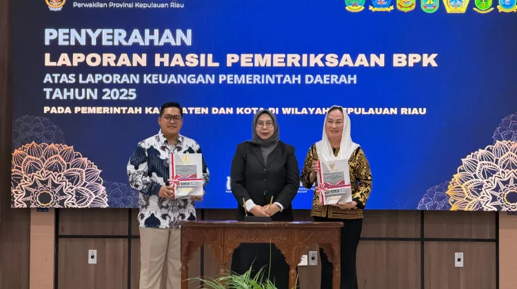 Bupati Natuna Cen Sui Lan saat menerima laporan hasil pemeriksaan BPK tahun 2025 dan memperoleh WTP. Foto: INIKEPRI.COM