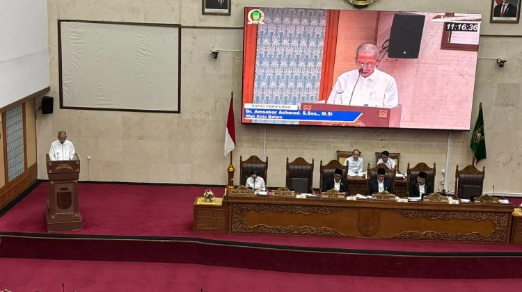 Wali Kota Batam Amsakar Achmad di DPRD Kota Batam. Foto: Istimewa