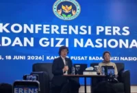 Jubir sekaligus Wakil Kepala Badan Gizi Nasional RI, Agustina Arumsari (yang memegang mic) saat memberikan keterangan pada pers di Gedung Badan Gizi Nasional RI, Jakarta, Kamis, 18 Juni 2026. Foto: RRI/ Agnes Claudia