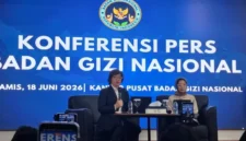 Jubir sekaligus Wakil Kepala Badan Gizi Nasional RI, Agustina Arumsari (yang memegang mic) saat memberikan keterangan pada pers di Gedung Badan Gizi Nasional RI, Jakarta, Kamis, 18 Juni 2026. Foto: RRI/ Agnes Claudia