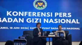 Jubir sekaligus Wakil Kepala Badan Gizi Nasional RI, Agustina Arumsari (yang memegang mic) saat memberikan keterangan pada pers di Gedung Badan Gizi Nasional RI, Jakarta, Kamis, 18 Juni 2026. Foto: RRI/ Agnes Claudia