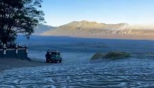 Fenomena Upas membuat Gunung Bromo bak diselimuti salju. Foto: Istimewa