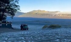 Bak Negeri Bersalju, Gunung Bromo Diselimuti Embun Upas saat Suhu Sentuh 2 Derajat Celsius