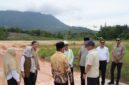 Wakil Gubernur Kepri Nyanyang Haris Pratamura didampingi Sekda Kabupaten Natuna, serta jajaran Pemprov Kepri dan Kepala OPD meninjau lokasi bakal pembangunan Sekolah Rakyat yang berada dalam Komplek di Komplek Masjid Agung Baitul Izzah. Foto: KepriProv