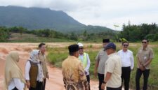 Wakil Gubernur Kepri Nyanyang Haris Pratamura didampingi Sekda Kabupaten Natuna, serta jajaran Pemprov Kepri dan Kepala OPD meninjau lokasi bakal pembangunan Sekolah Rakyat yang berada dalam Komplek di Komplek Masjid Agung Baitul Izzah. Foto: KepriProv