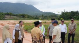 Wakil Gubernur Kepri Nyanyang Haris Pratamura didampingi Sekda Kabupaten Natuna, serta jajaran Pemprov Kepri dan Kepala OPD meninjau lokasi bakal pembangunan Sekolah Rakyat yang berada dalam Komplek di Komplek Masjid Agung Baitul Izzah. Foto: KepriProv 