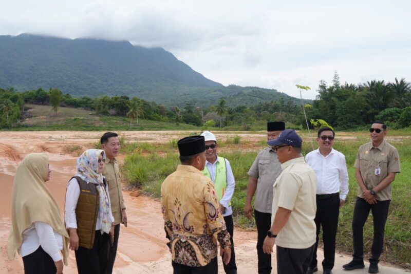 Wakil Gubernur Kepri Nyanyang Haris Pratamura didampingi Sekda Kabupaten Natuna, serta jajaran Pemprov Kepri dan Kepala OPD meninjau lokasi bakal pembangunan Sekolah Rakyat yang berada dalam Komplek di Komplek Masjid Agung Baitul Izzah. Foto: KepriProv