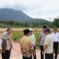 Wakil Gubernur Kepri Nyanyang Haris Pratamura didampingi Sekda Kabupaten Natuna, serta jajaran Pemprov Kepri dan Kepala OPD meninjau lokasi bakal pembangunan Sekolah Rakyat yang berada dalam Komplek di Komplek Masjid Agung Baitul Izzah. Foto: KepriProv 