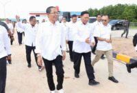 Wakil Kepala BP Taskin Iwan Sumule didampingi Wali Kota Batam Amsakar Achmad (kiri) pada peluncuran SiTaskin Pesisir di KNMP Sembulang di Batam. Foto: INIKEPRI.COM/Media Center Batam 