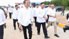 Wakil Kepala BP Taskin Iwan Sumule didampingi Wali Kota Batam Amsakar Achmad (kiri) pada peluncuran SiTaskin Pesisir di KNMP Sembulang di Batam. Foto: INIKEPRI.COM/Media Center Batam